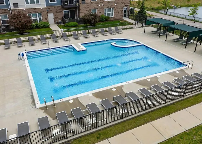 Style Near Downtown With Pool, Free Parking, Gym, Sauna & Apartamento Warrenville