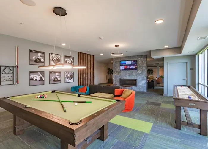 Style Near Downtown With Pool, Free Parking, Gym, Sauna & * Warrenville