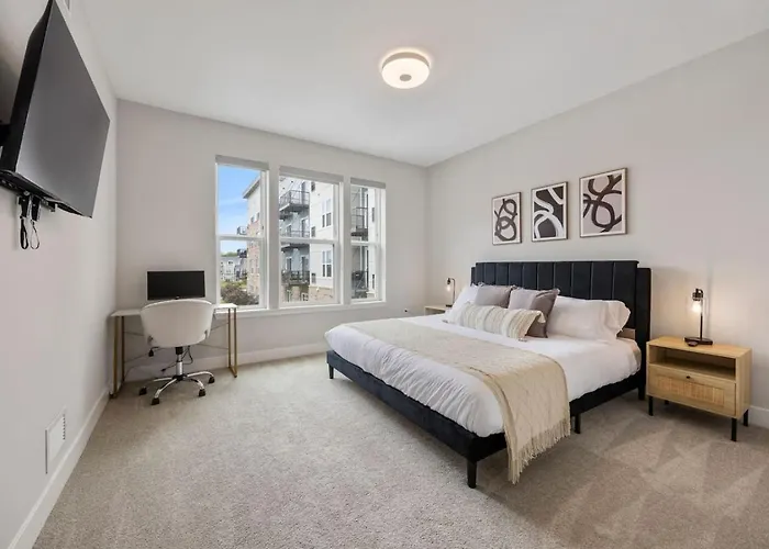 Style Near Downtown With Pool, Free Parking, Gym, Sauna & Warrenville