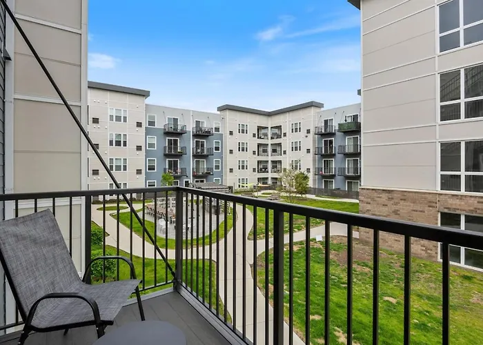 Apartamento Style Near Downtown With Pool, Free Parking, Gym, Sauna & Warrenville