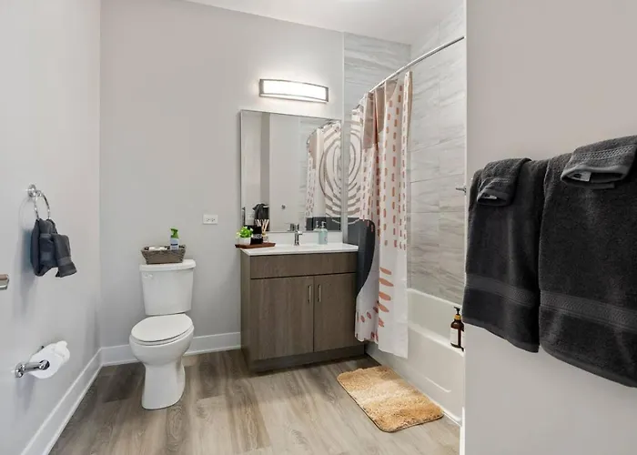 Style Near Downtown With Pool, Free Parking, Gym, Sauna & * Warrenville