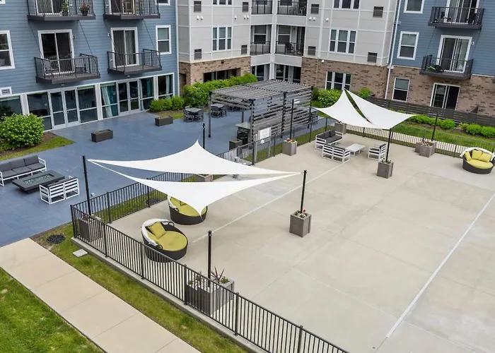 Style Near Downtown With Pool, Free Parking, Gym, Sauna &