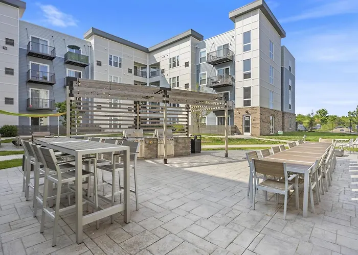 Appartement Style Near Downtown With Pool, Free Parking, Gym, Sauna & Warrenville