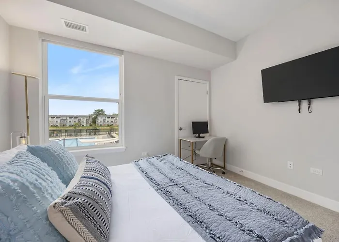 Style Near Downtown With Pool, Free Parking, Gym, Sauna & Apartamento Warrenville