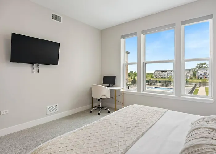 Style Near Downtown With Pool, Free Parking, Gym, Sauna & Warrenville