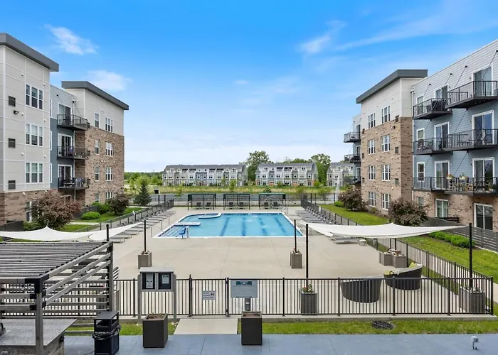 Style Near Downtown With Pool, Free Parking, Gym, Sauna &