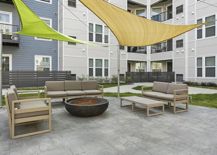 Style Near Downtown With Pool, Free Parking, Gym, Sauna & Warrenville