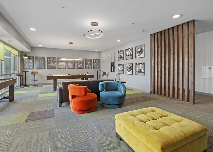 Style Near Downtown With Pool, Free Parking, Gym, Sauna & Appartement Warrenville