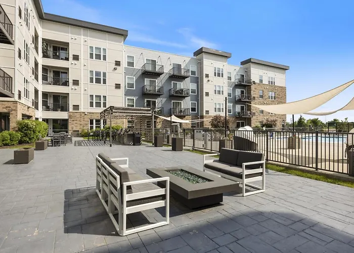 Style Near Downtown With Pool, Free Parking, Gym, Sauna &