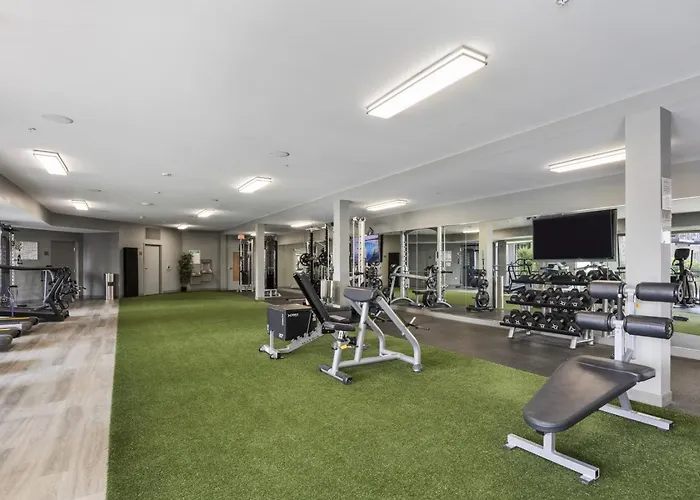 Style Near Downtown With Pool, Free Parking, Gym, Sauna & * Warrenville