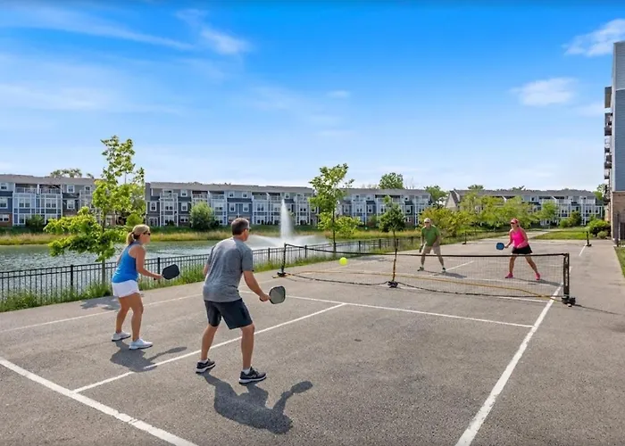 Style Near Downtown With Pool, Free Parking, Gym, Sauna & Appartement Warrenville