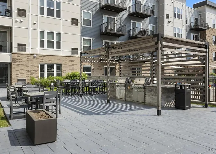 Style Near Downtown With Pool, Free Parking, Gym, Sauna & * Warrenville