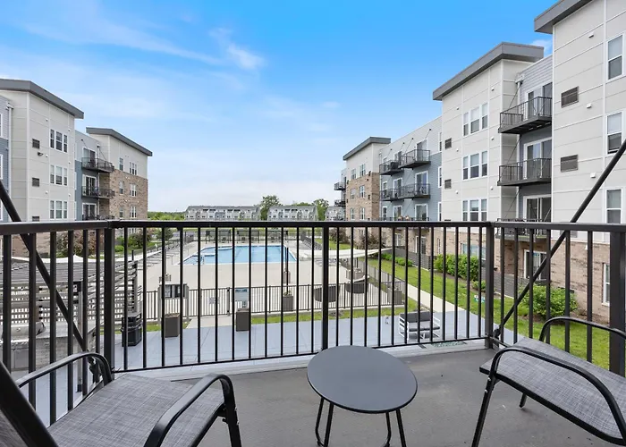 Style Near Downtown With Pool, Free Parking, Gym, Sauna &