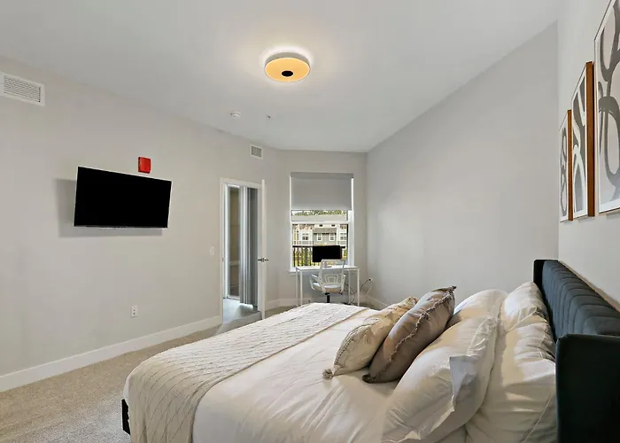 Style Near Downtown With Pool, Free Parking, Gym, Sauna & *