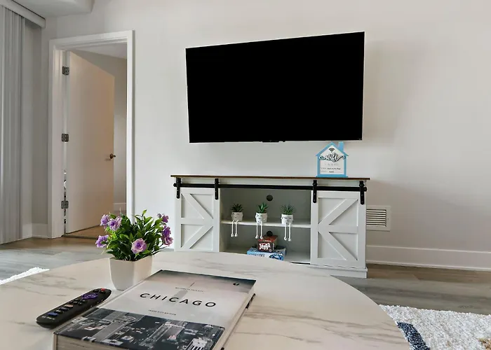 Style Near Downtown With Pool, Free Parking, Gym, Sauna & Warrenville