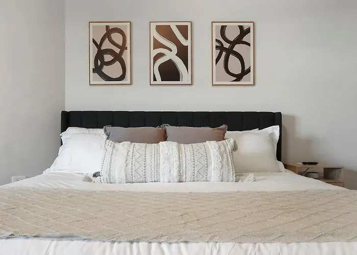 Style Near Downtown With Pool, Free Parking, Gym, Sauna & * Warrenville