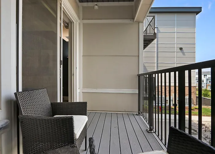 Style Near Downtown With Pool, Free Parking, Gym, Sauna & Warrenville