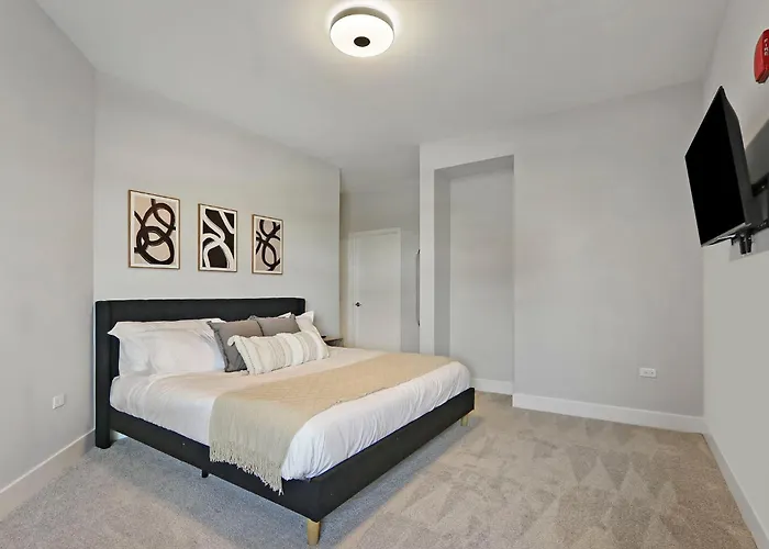 Style Near Downtown With Pool, Free Parking, Gym, Sauna & Warrenville