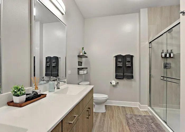 Style Near Downtown With Pool, Free Parking, Gym, Sauna & Appartement Warrenville