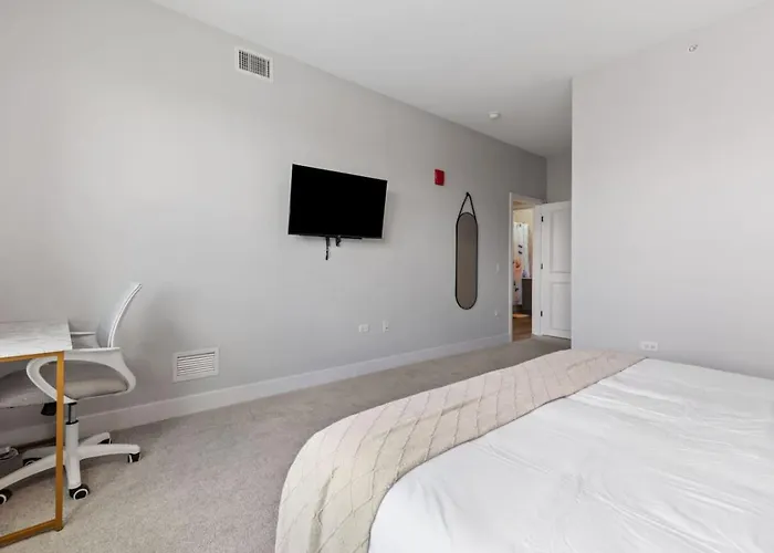 Style Near Downtown With Pool, Free Parking, Gym, Sauna & * Warrenville