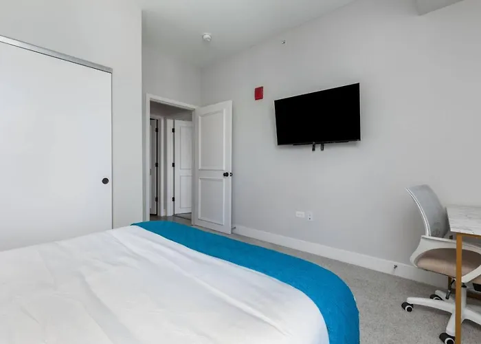 Style Near Downtown With Pool, Free Parking, Gym, Sauna & Warrenville