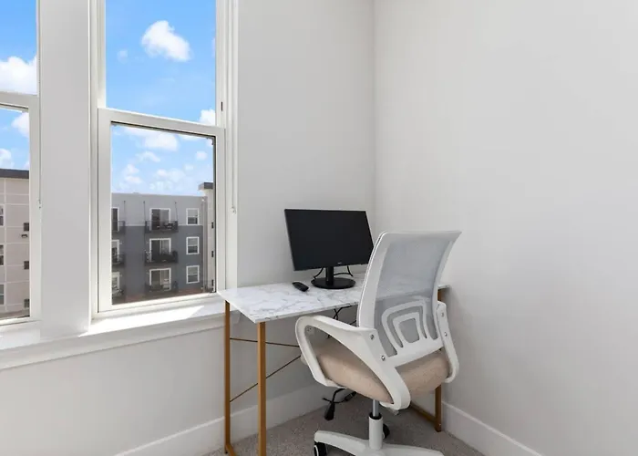 Style Near Downtown With Pool, Free Parking, Gym, Sauna & * Warrenville