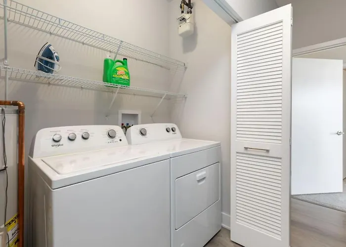 Style Near Downtown With Pool, Free Parking, Gym, Sauna & Warrenville