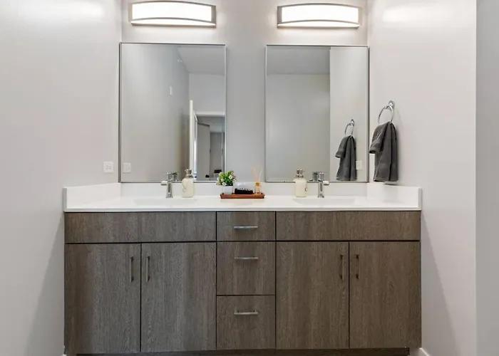 Style Near Downtown With Pool, Free Parking, Gym, Sauna & Appartement *