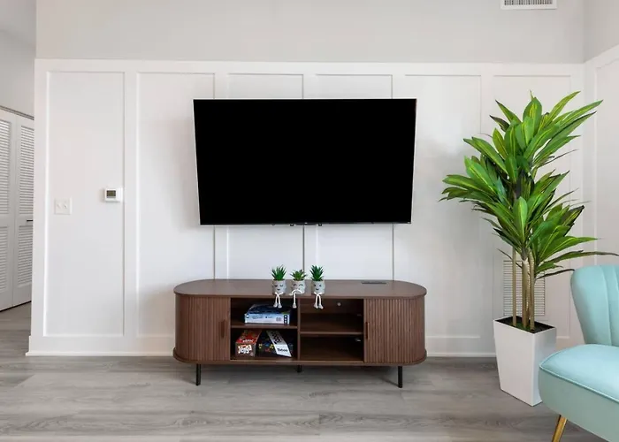 Style Near Downtown With Pool, Free Parking, Gym, Sauna & * Warrenville