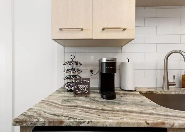 Style Near Downtown With Pool, Free Parking, Gym, Sauna &