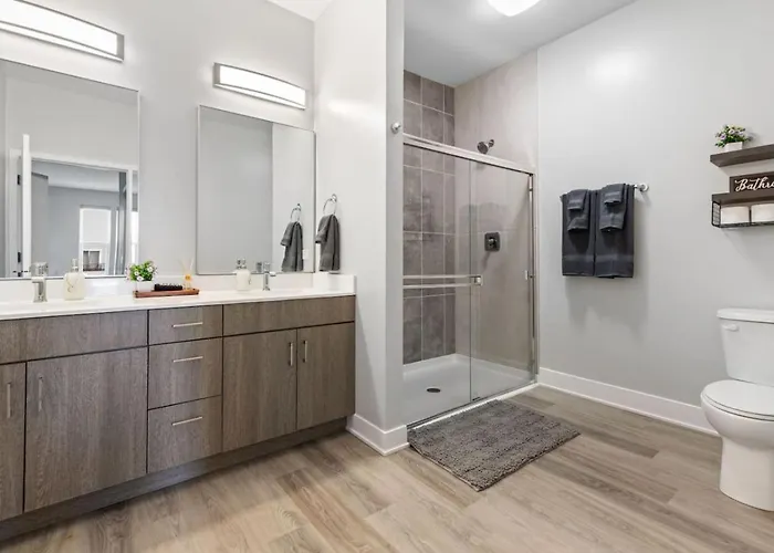 Style Near Downtown With Pool, Free Parking, Gym, Sauna & * Warrenville