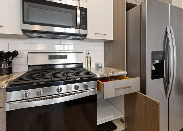 Style Near Downtown With Pool, Free Parking, Gym, Sauna &